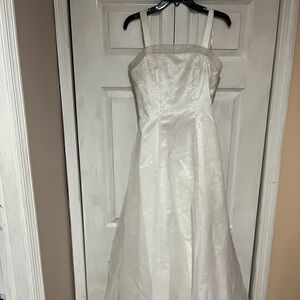 Stunning formal gown. Fully lined. Size 6